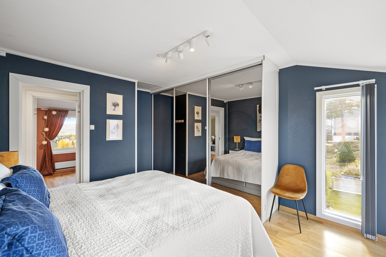 Praktisk skyvedørsgarderobe gir rikelig oppbevaringsplass. Galleribilde