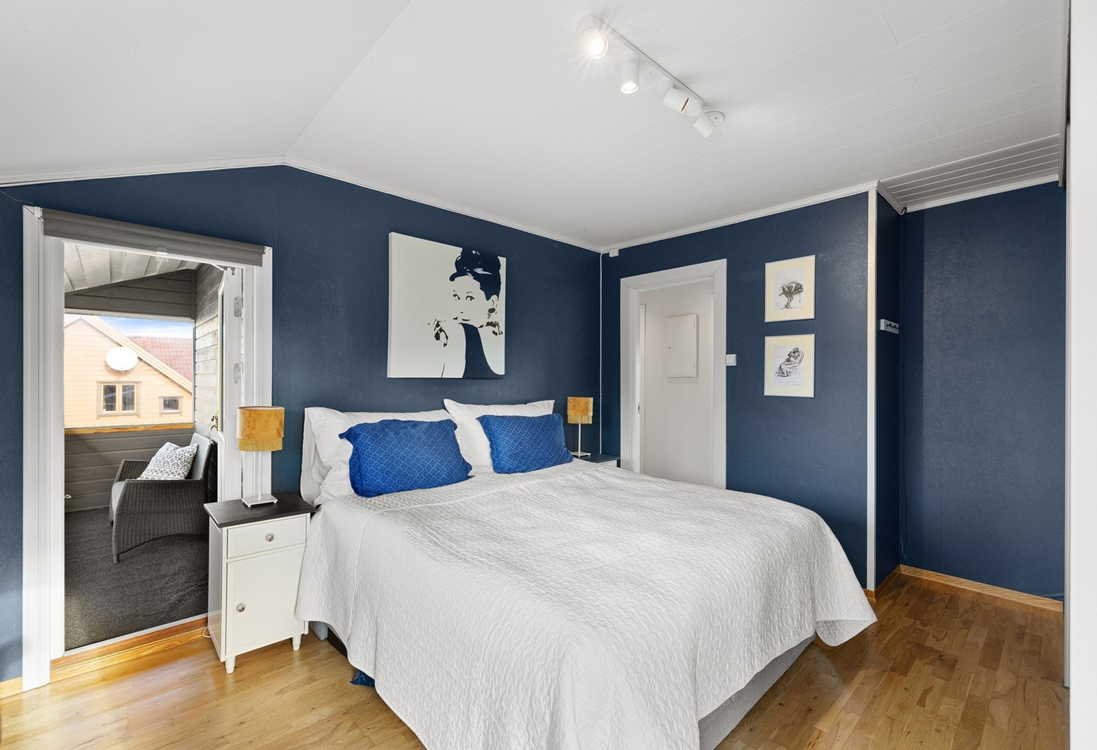 Soverom 2 -Romslig hovedsoverom med god plass til dobbeltseng og nattbord, og utgang til balkong. Galleribilde