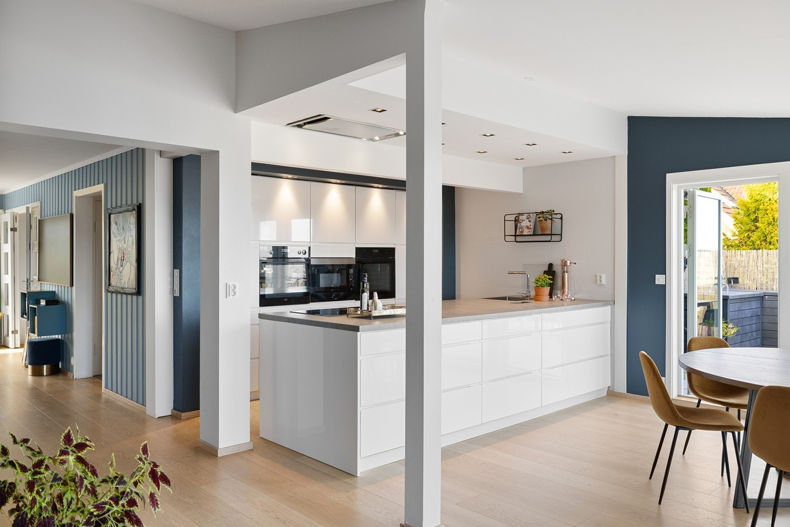 Kjøkkenet er utstyrt med integrerte hvitevarer og en stor kjøkkenøy som gir både ekstra oppbevaring og en naturlig samlingsplass for familien. Galleribilde