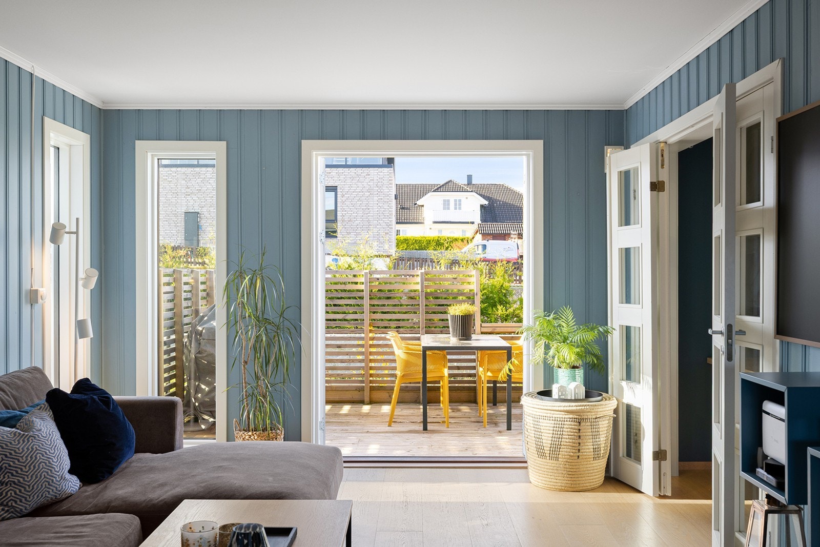 Fra stuen er det utgang til en terrasse med adkomst til hagen. Galleribilde