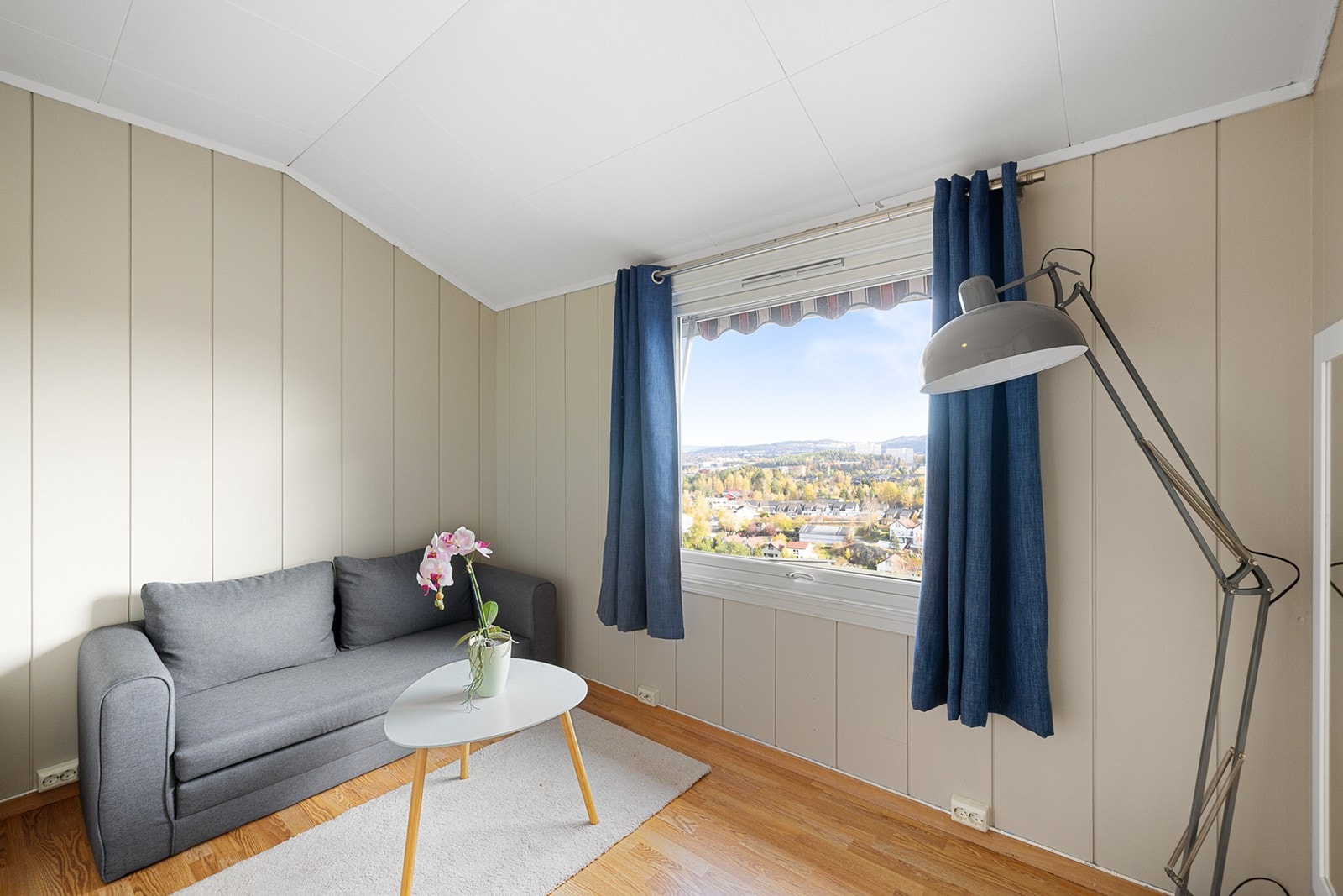 Soverom 4 - Lyst og trivelig soverom med god plass til seng og oppbevaring. Galleribilde