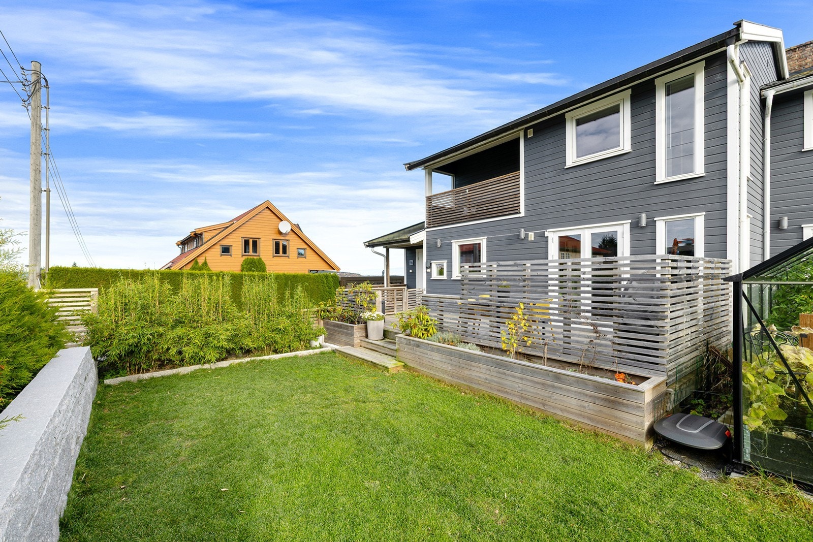 Hagen er inngjerdet og er pent opparbeidet med en solid og stilren granittmur som gir et ryddig og eksklusivt preg. Galleribilde