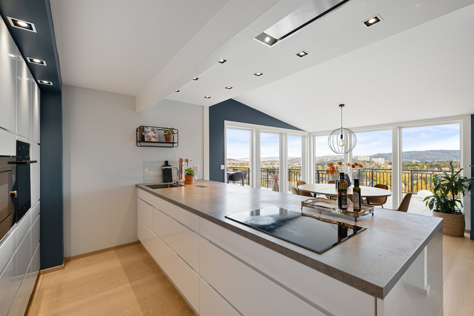 Lekkert og moderne kjøkken fra 2017 med rene linjer, god benkeplass og stilfull innredning i høyglans utførelse. Galleribilde