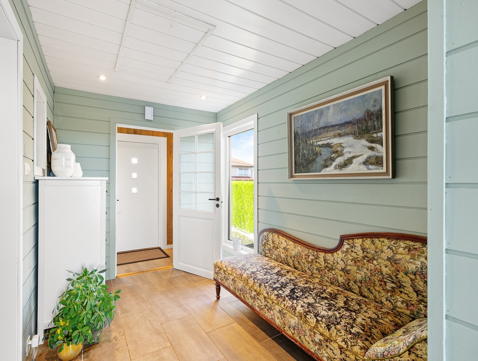 Lys og innbydende entré med god plass til oppbevaring av yttertøy og sko. Galleribilde