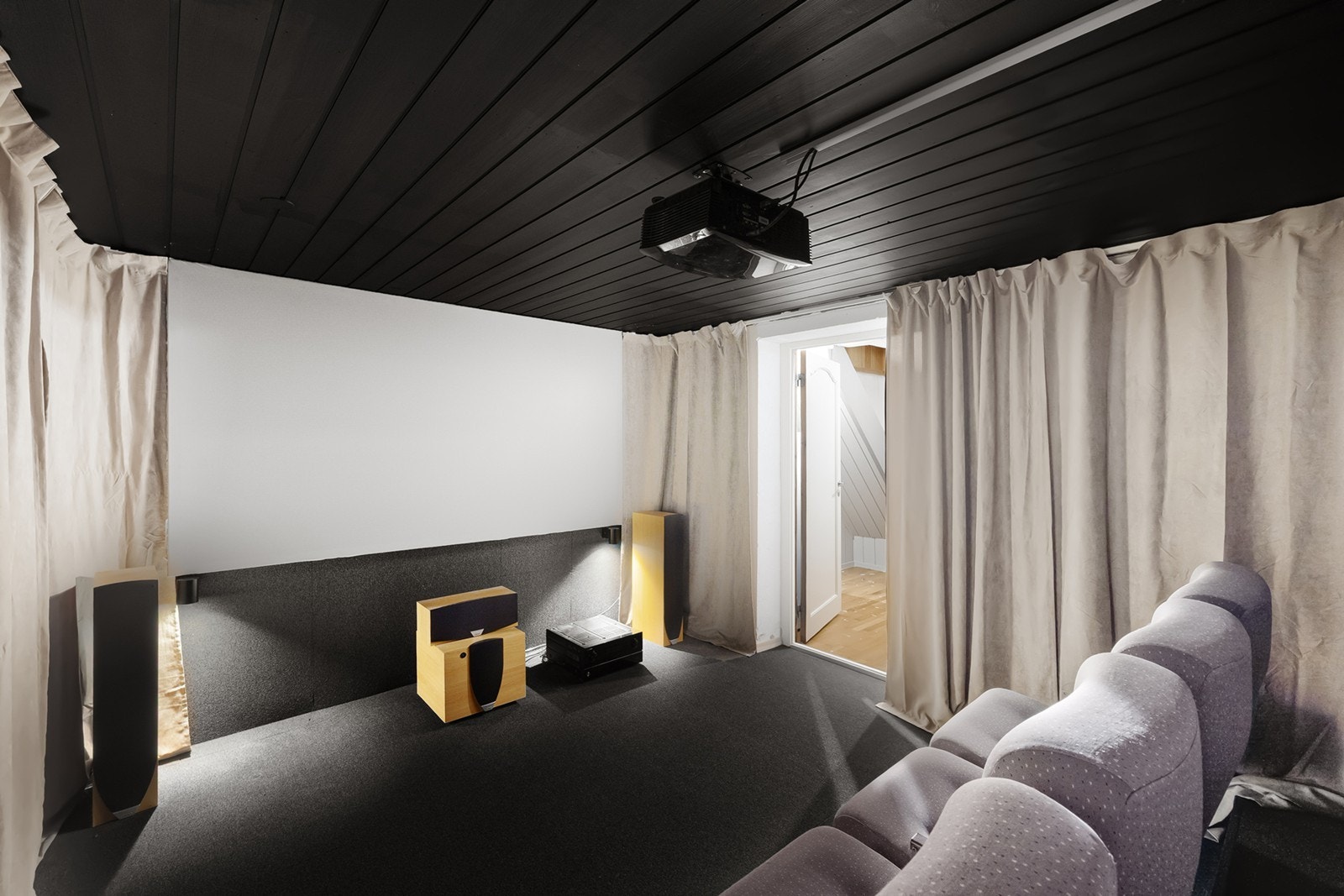 Et rom i underetasjen er innredet som kinorom. Her er det ingen vinduer, så det er ikke godkjent som soverom. Galleribilde