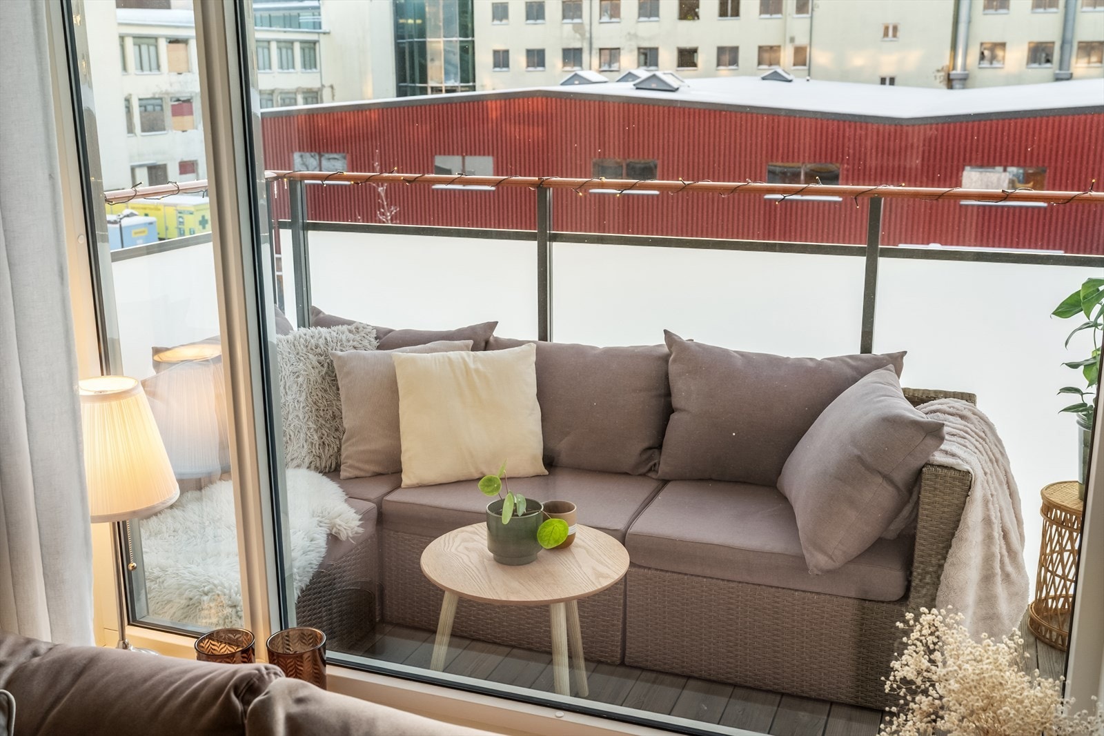 Balkongen er på ca 8 m² og gir god plass til både sittegruppe, beplantning og andre utemøbler, slik at du enkelt kan skape en lun og trivelig uteplass. Galleribilde