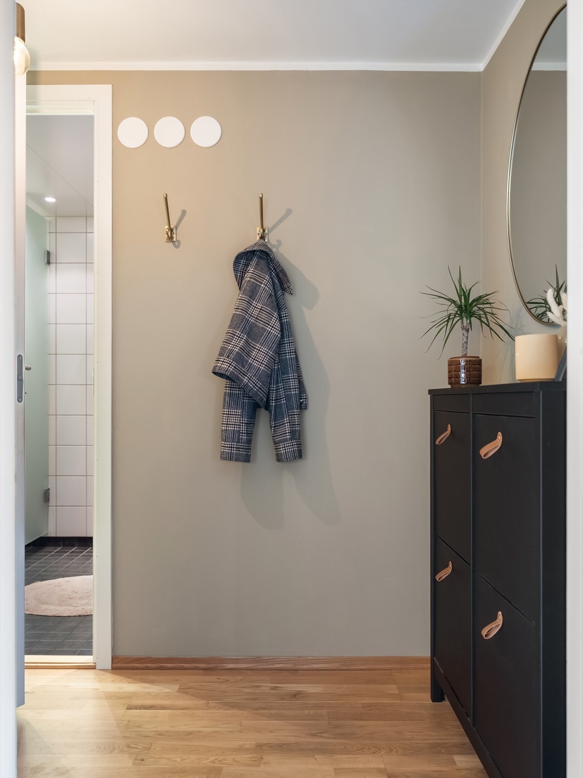 Entréen ønsker deg velkommen med et lyst og ryddig førsteinntrykk. Galleribilde