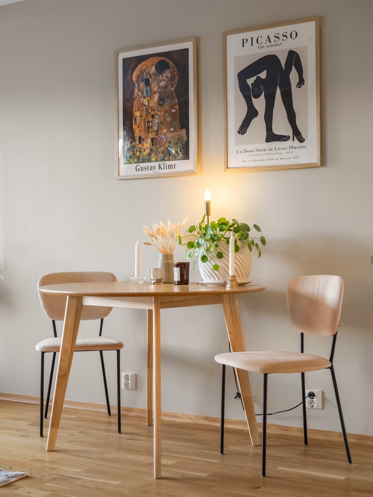 Gulvet er belagt med parkett som gir rommet et varmt og tidløst uttrykk, og de lyse overflatene bidrar til en luftig romfølelse. Galleribilde