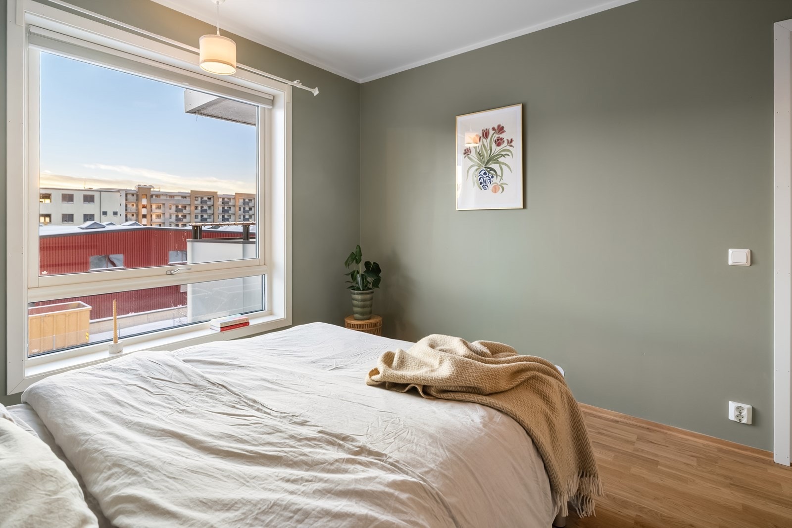 Den lune fargepaletten skaper en harmonisk romfølelse, og gjør soverommet til et komfortabelt og innbydende privat rom. Galleribilde