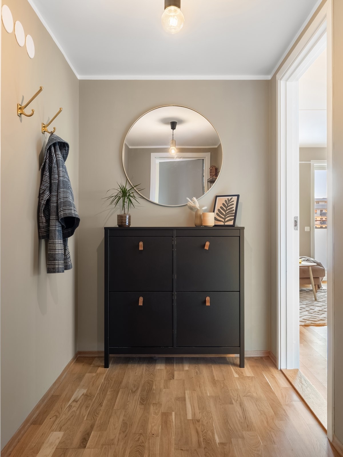 Her er det god plass til oppheng av yttertøy og sko, samt mulighet for praktisk oppbevaring. Galleribilde