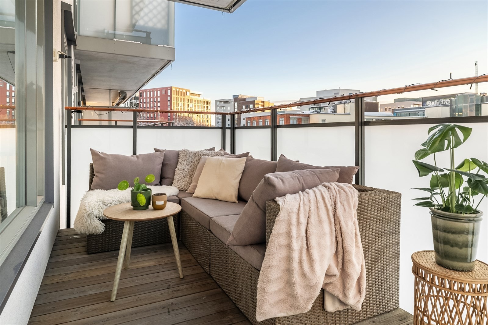 Balkongen passer perfekt til morgenkaffen, rolige ettermiddager og hyggelige sommerkvelder, og gir et ekstra rom å nyte store deler av året. Galleribilde