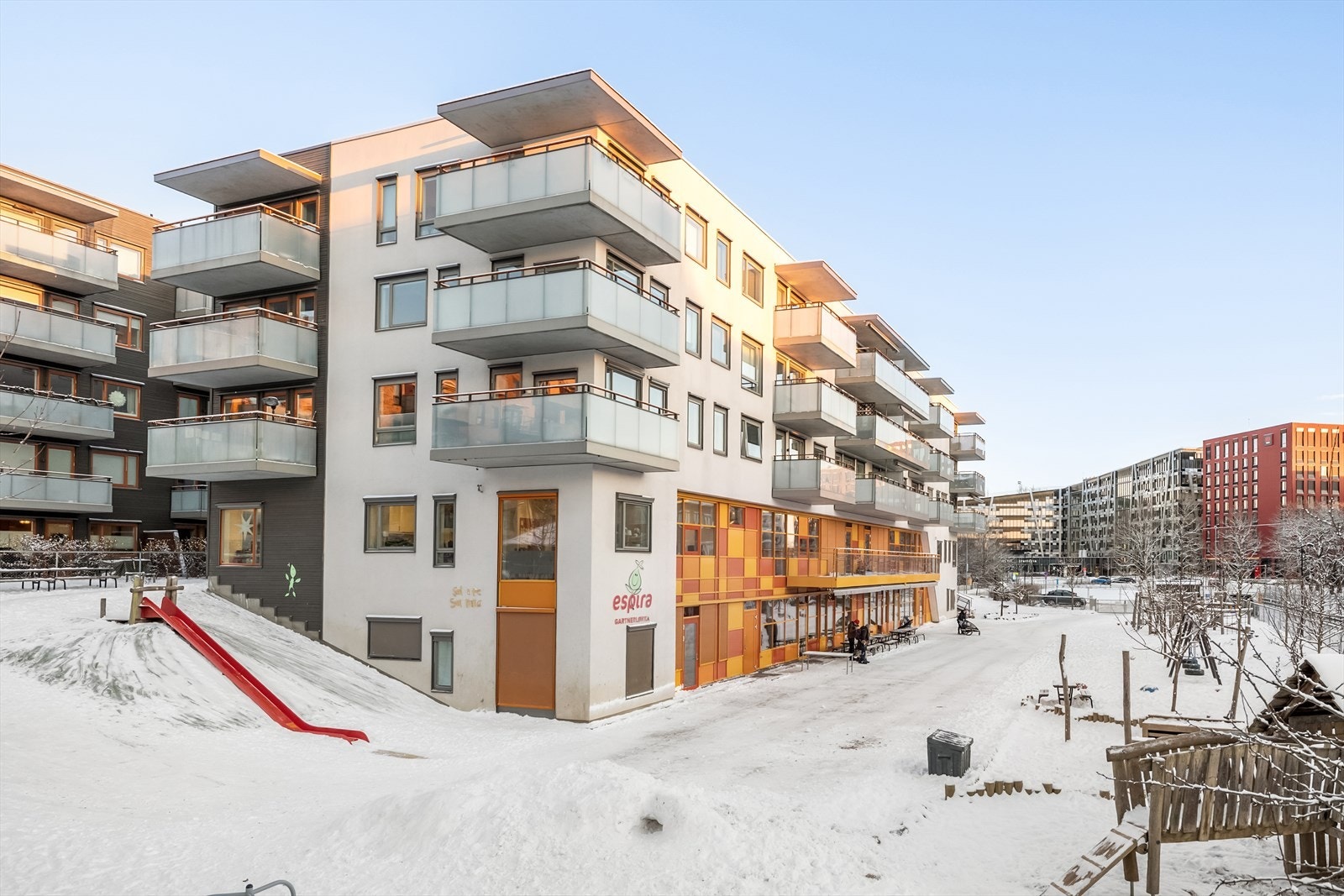 Lørenvangen 32 ligger sentralt til på Løren med kort vei til alt fra dagligvarebutikker, restauranter og et variert servicetilbud. Galleribilde