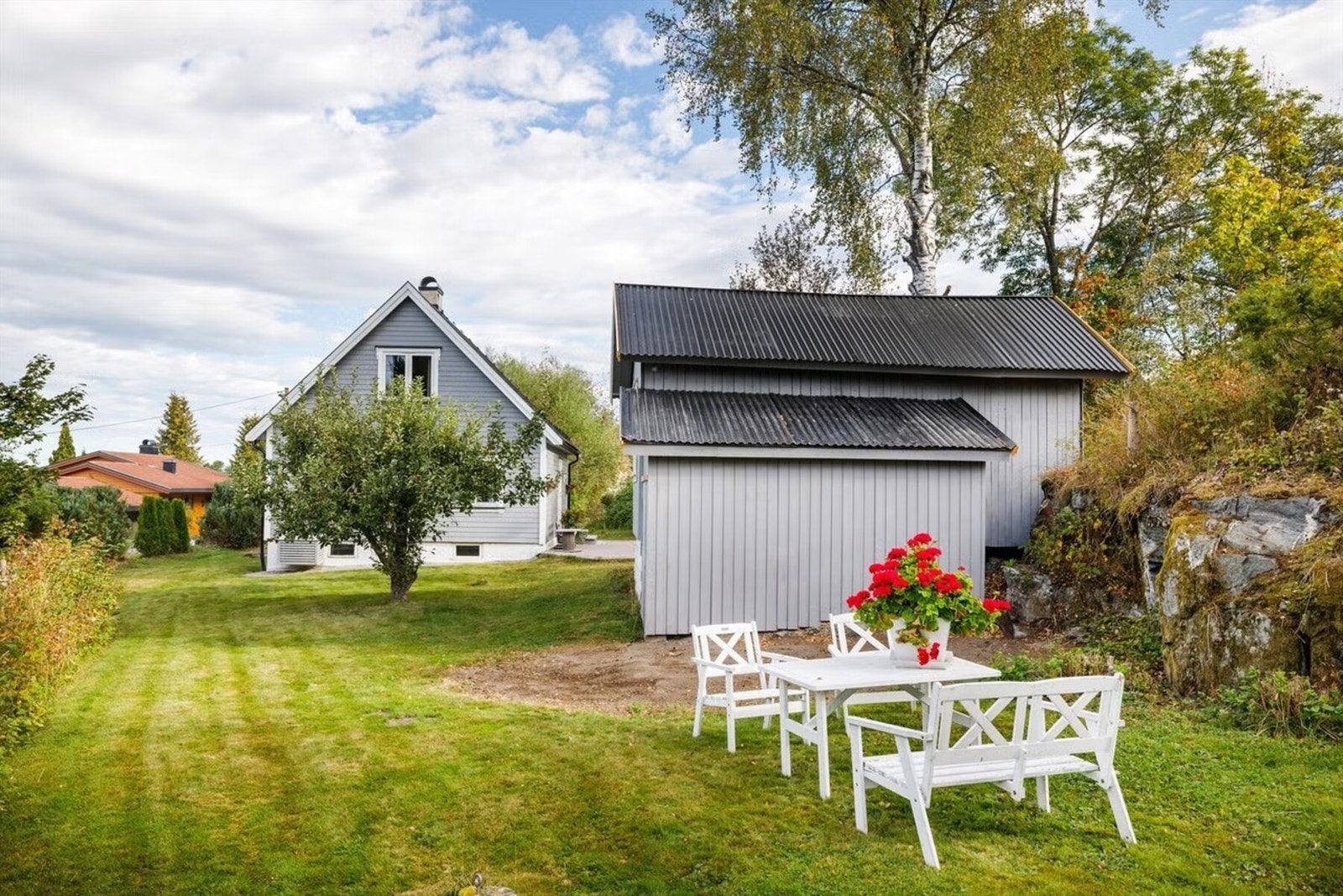 På tomten står det også et uthus med ett isolert hobbyrom og tilbygget redskapsbod og en bod med to rom. Galleribilde