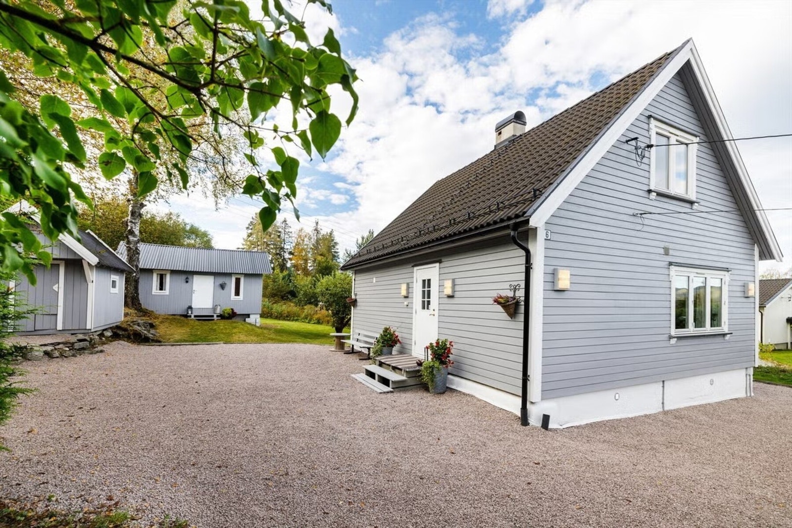 Eneboligen ligger i et rolig, skjermet og barnevennlig boligområde, ca. 1,5 km nordøst for Åmot sentrum i Modum kommune. Galleribilde