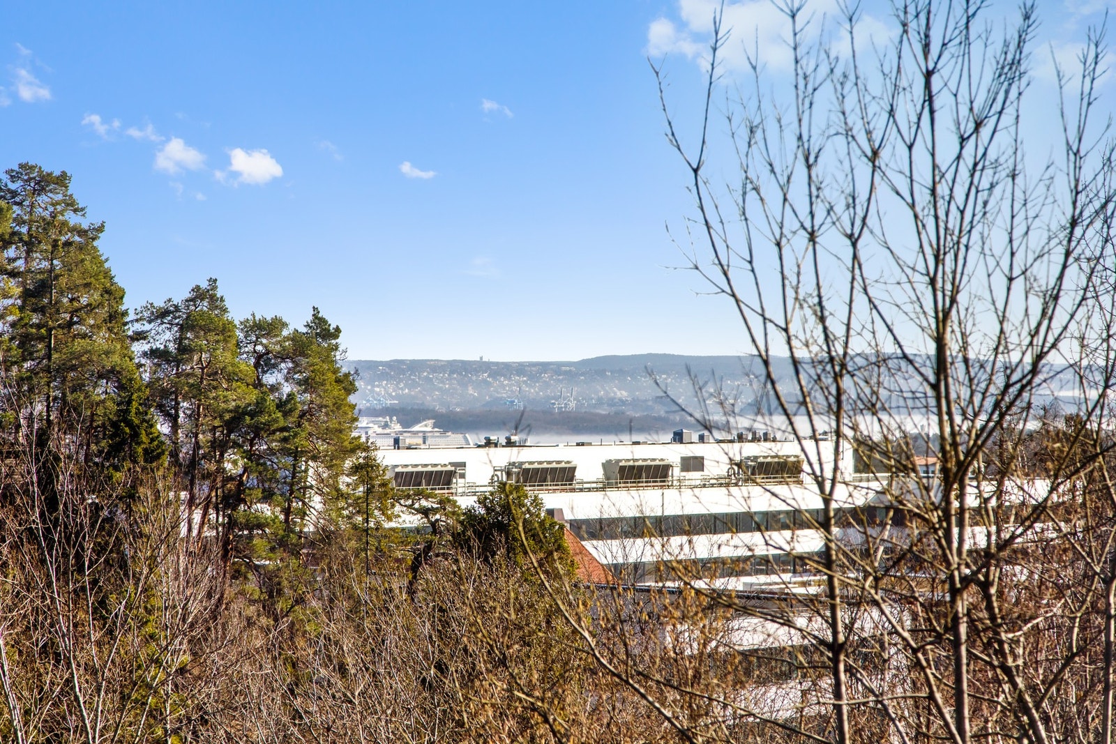 Utsikt. Leiligheten ligger høyt og fritt. Galleribilde
