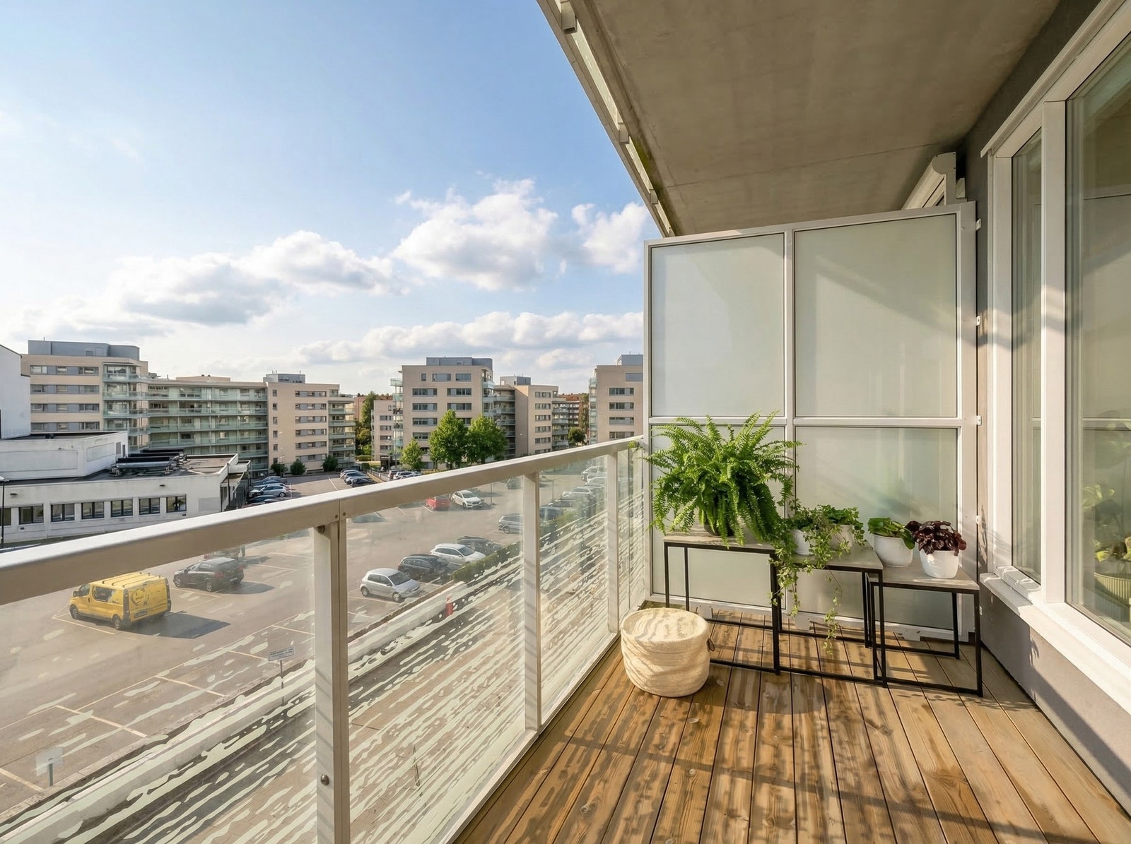 Dette er blant annet en lys og fin leilighet med nyere standard fra 2016 og herlig sydvendt balkong.
Bildet er KI-generert og ment som illustrasjon. Avvik kan forekomme. Galleribilde