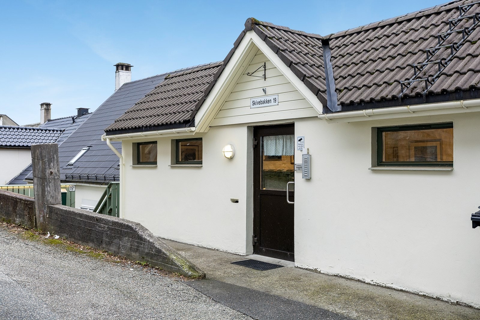 Leiligheten er en del av Skivebakken Borettslag, som består av 18 boliger. Galleribilde