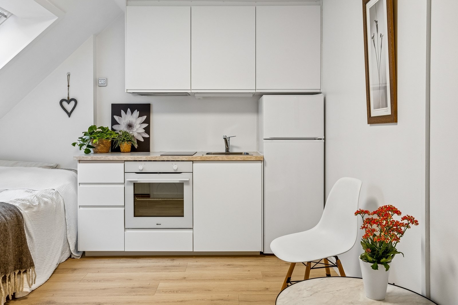Kjøkkenet er et moderne hybelkjøkken fra Ikea, installert for ca. 2 år siden, med integrert stekeovn, platetopp og kjøleskap. Galleribilde