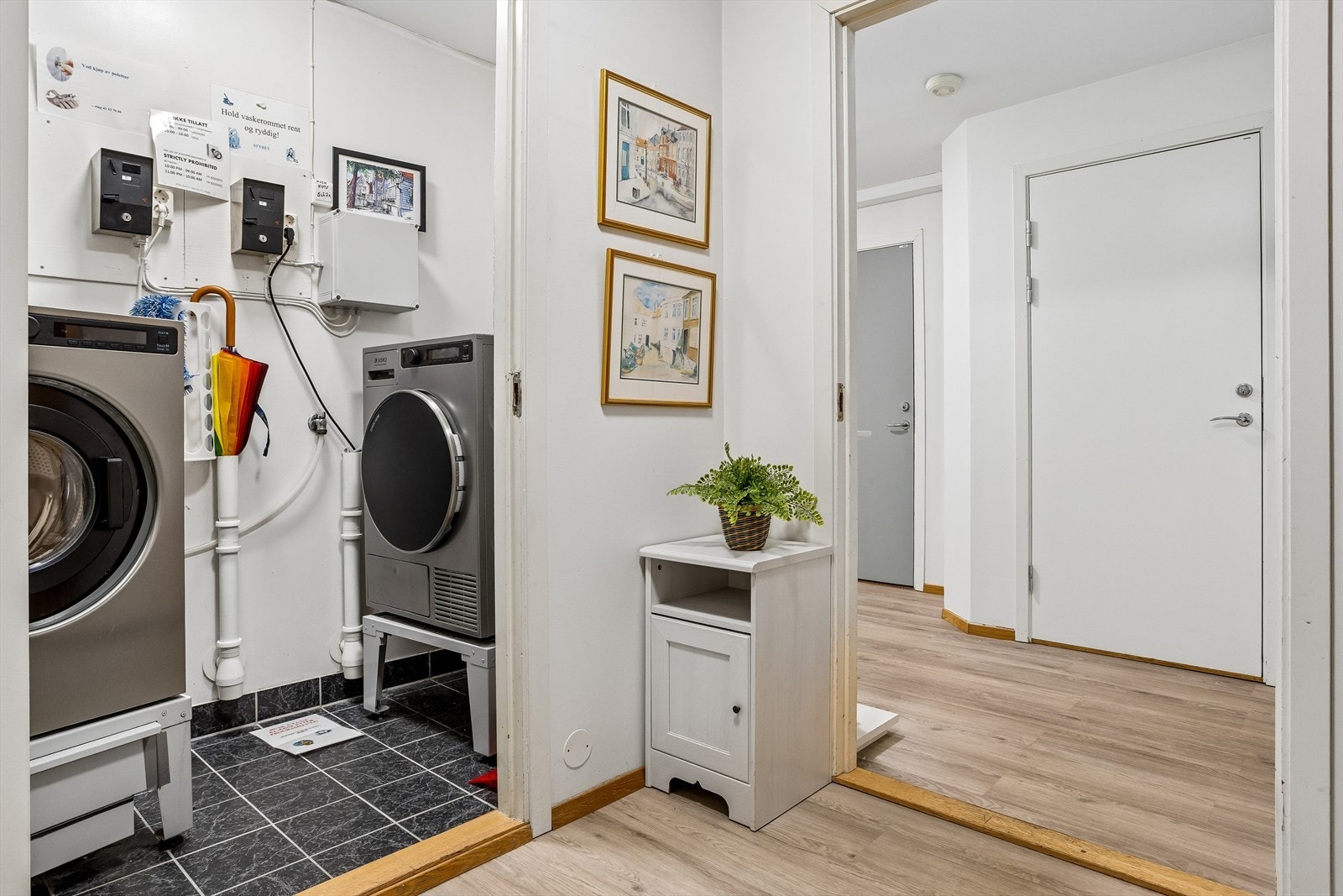 Borettslagets fellesvaskeri ligger praktisk til i samme etasje som leiligheten. Galleribilde
