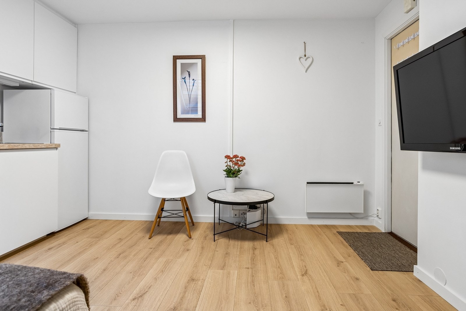 Leiligheten er utstyrt med fastmontert panelovn for oppvarming. Det er utført elektriske oppgraderinger de siste 5 årene. Galleribilde