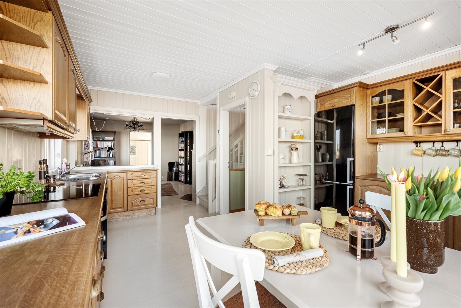 Størrelsen på rommet gjør at man får plass til mye innredning uten at rommet virker trangt Galleribilde