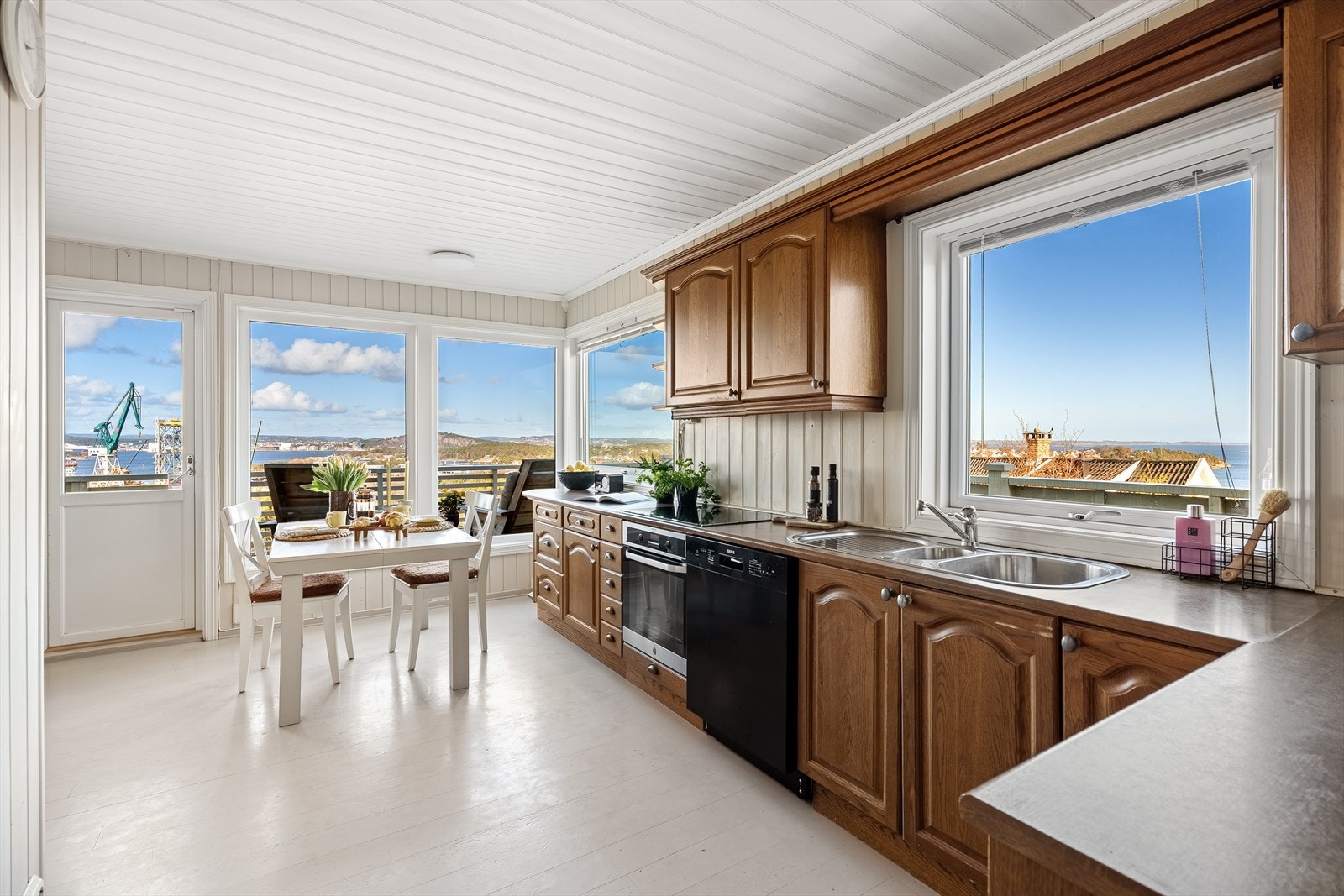 Stort og lyst kjøkken med spektakulær utsikt fra alle vinduene Galleribilde