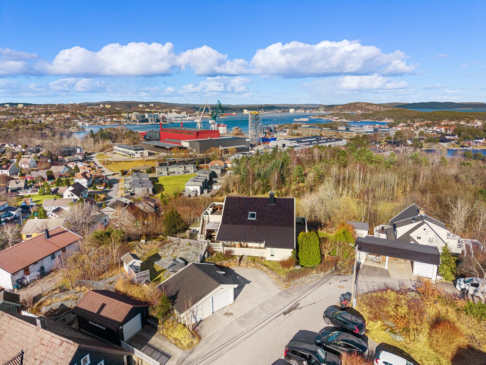 Tomten er på over halvannet mål og ligger fint til ytterst på kanten som gir optimale sol- og utsiktsforhold Galleribilde