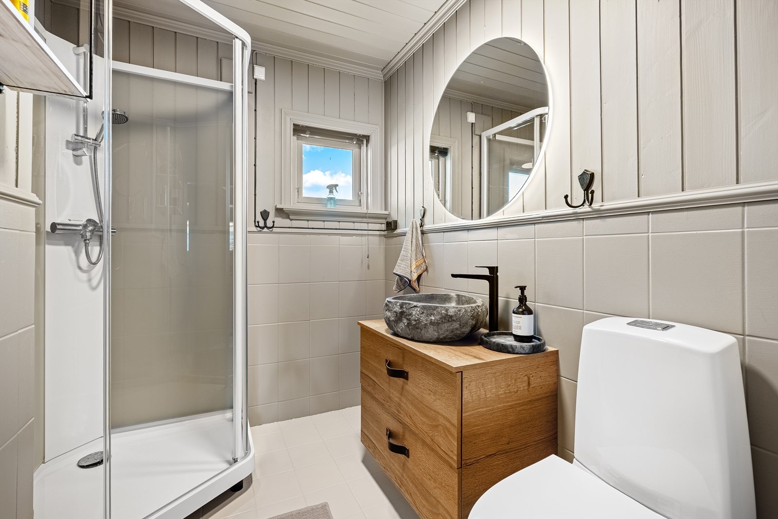 Lyst og fint bad med varmekabler i gulv | Badet er oppgradert i 2022/23 med ny innredning og nytt dusjkabinett Galleribilde