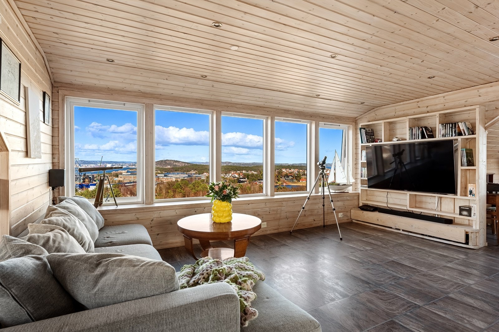 Her oppe er det en fantastisk lys og stor stue med store vindusflater Galleribilde