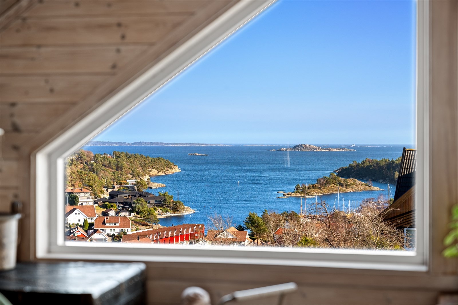 Her kan vi presentere en stor og innholdsrik enebolig på et smykke av en utsiktstomt Galleribilde