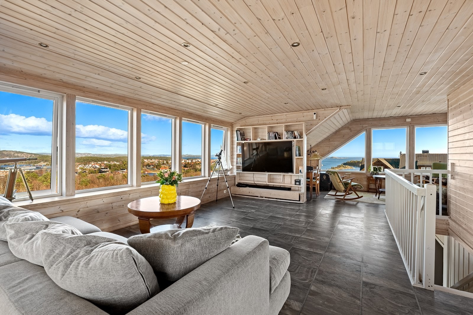 Vi tar turen opp i loftsetasjen, som ble påbygd i 2004 Galleribilde