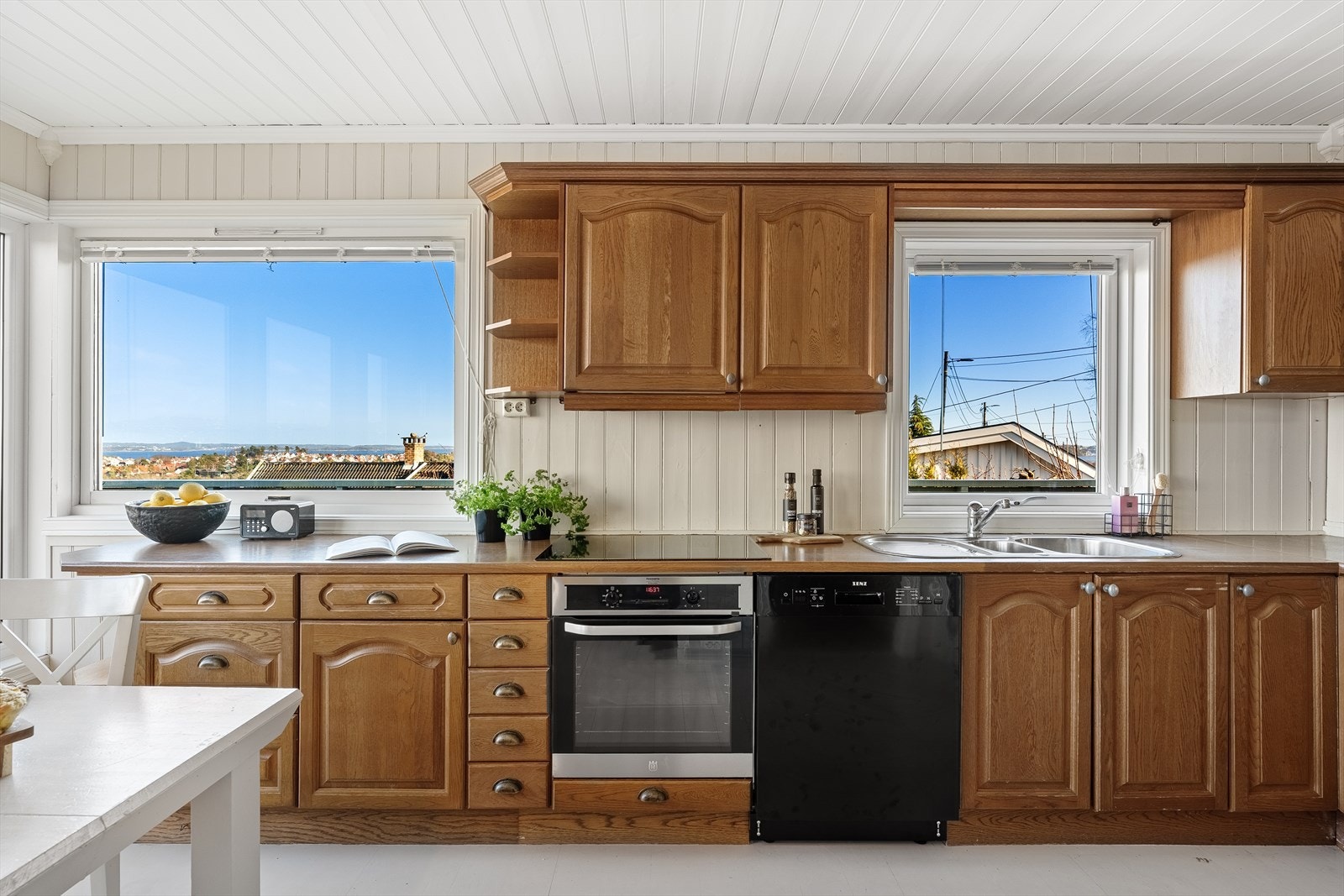 Solid innredning i heltre med rikelig med skap- og benkeplass. Integrert stekeovn og kokeplate Galleribilde