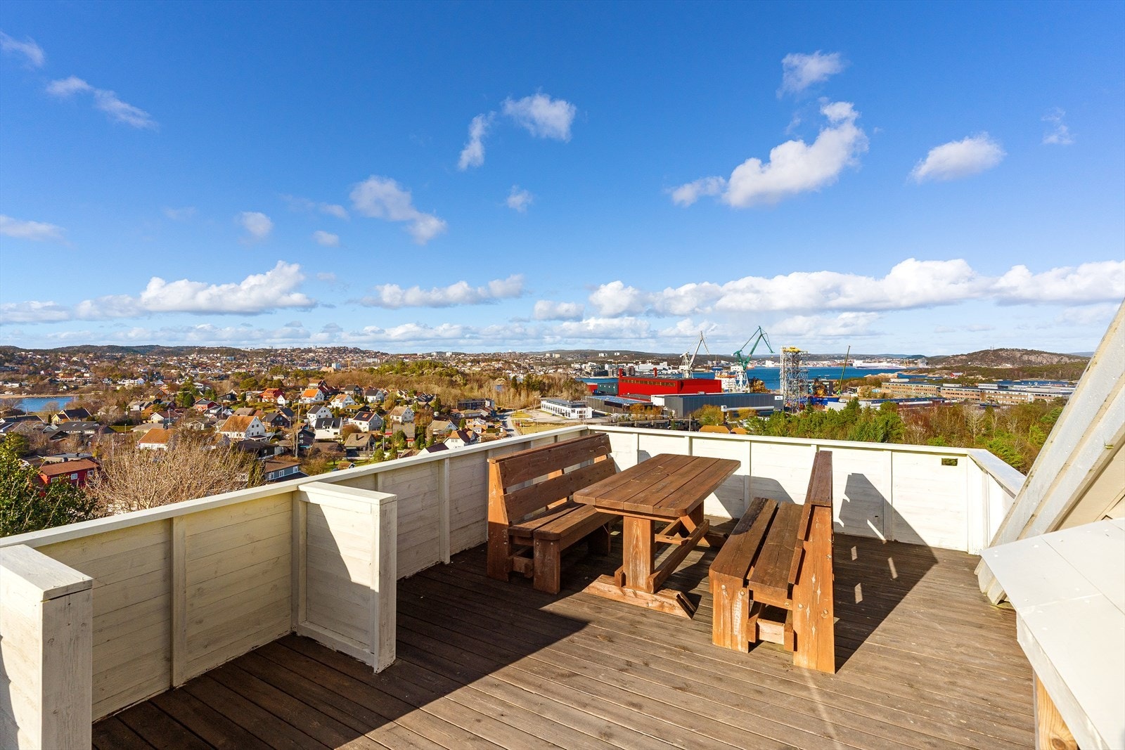 Takterrasse over tilbygg, med adkomst både via trapp ned og fra loftstuen i boligen Galleribilde