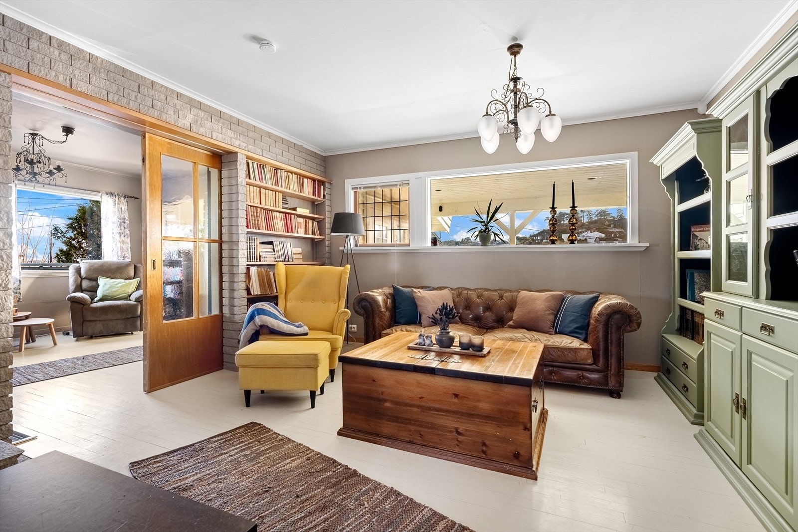 Denne del av stuen har opprinnelig vært større, men det har blitt satt opp en ny vegg (til høyre i bildet) for å skille ut et ekstra soverom Galleribilde