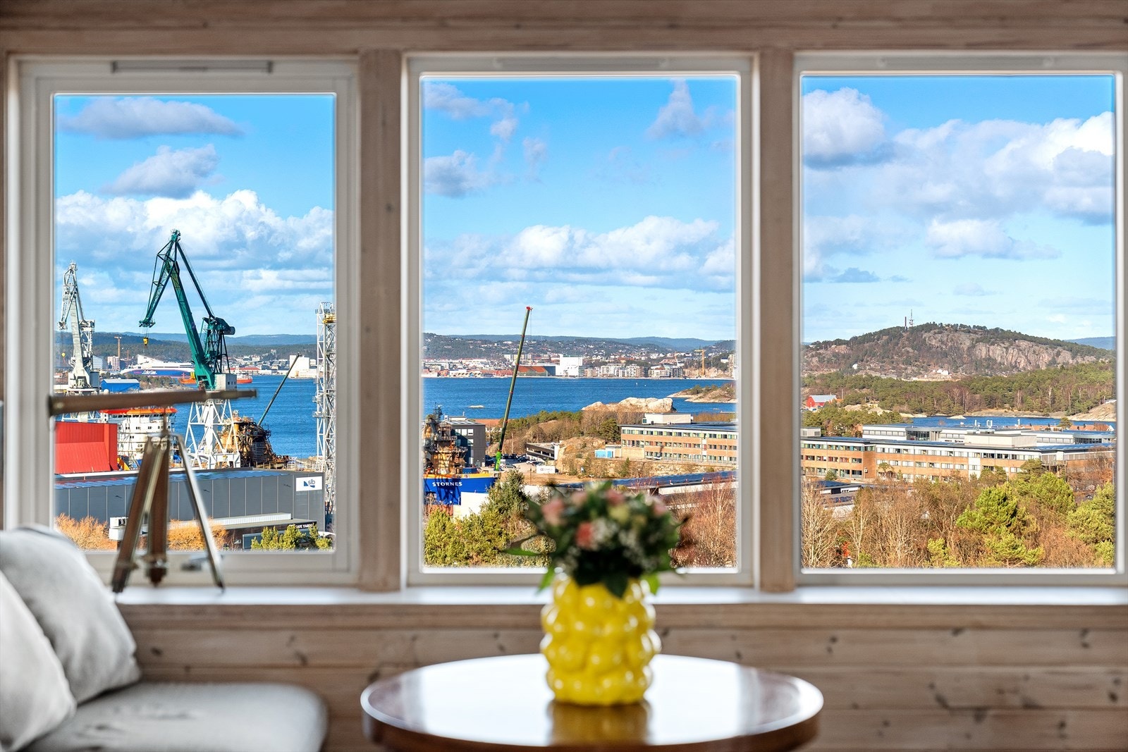 Fra boligen er det utsikt til "alle kanter", fra indre deler av Vågsbygd, sentrum, havnebassenget, Odderøya... Galleribilde