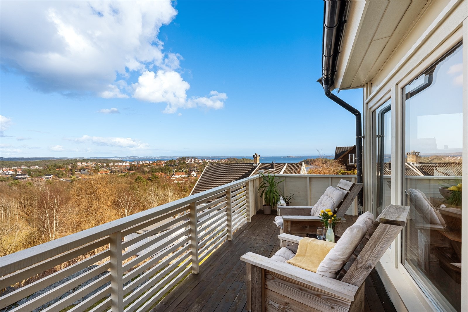 Verandaen på framsiden byr som resten på den nydelige utsikten, og sol morgen/formiddag. Den går også rundt hjørnet på syd-siden av boligen hvor man har solen langt utover ettermiddagen Galleribilde