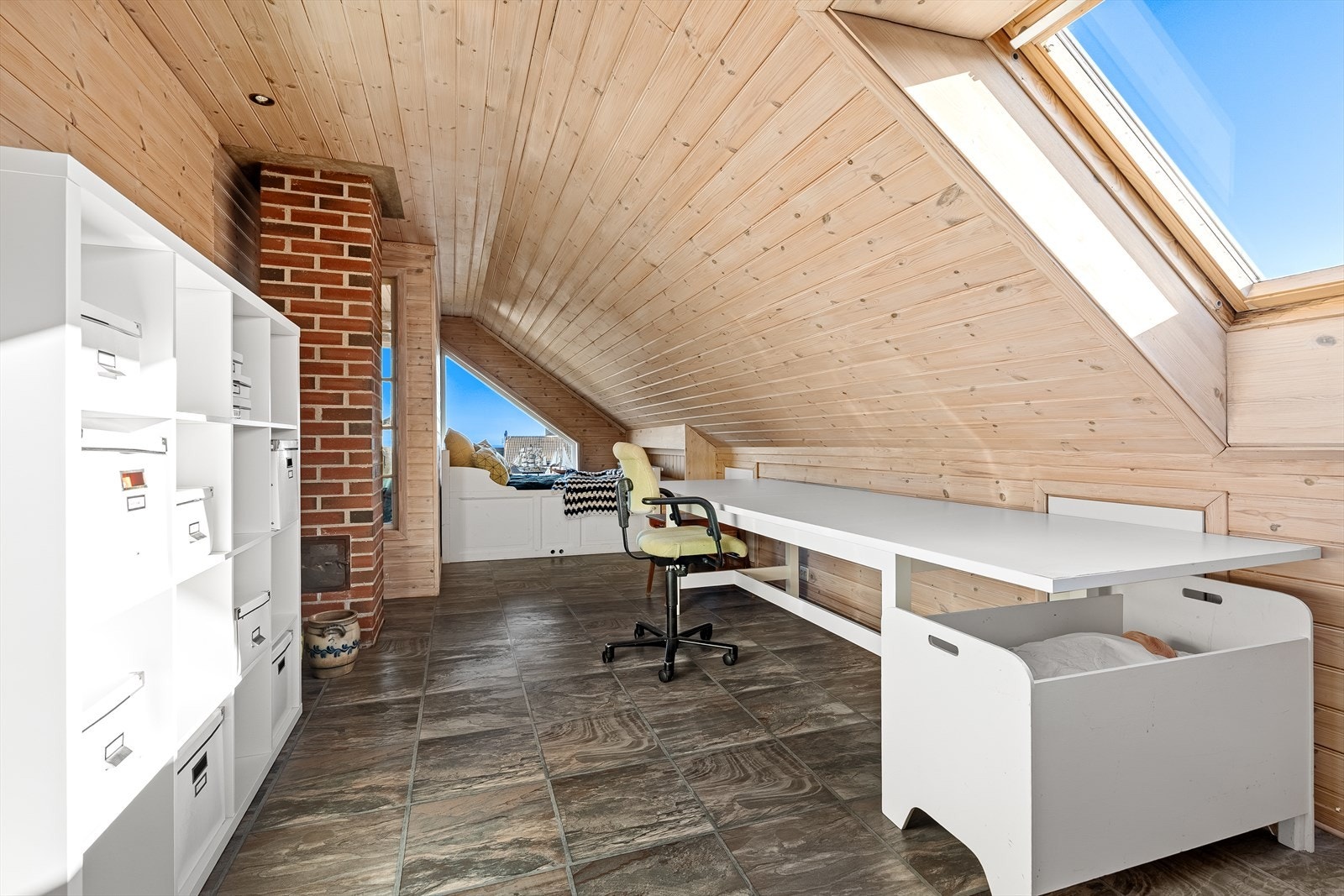 Deler av stuen er skilt av med en lettvegg og har blitt benyttet som kontor/hobbyrom Galleribilde