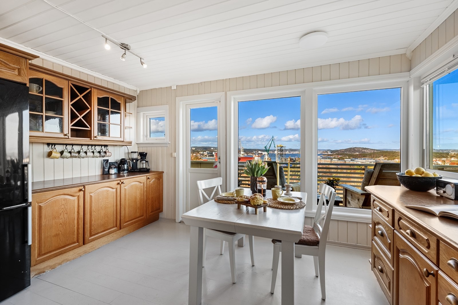 Kjøkkenet har god plass til spisebord og utgang til den solrike verandaen Galleribilde