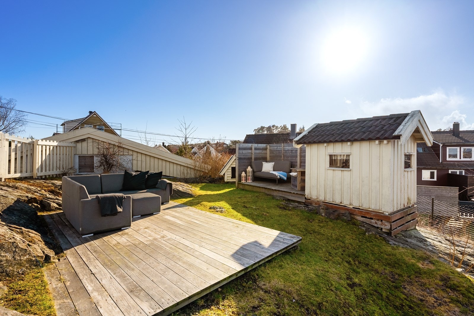 Tomten har flere soner som dette, hvor man kan nyte solen fra morgen til kveld Galleribilde