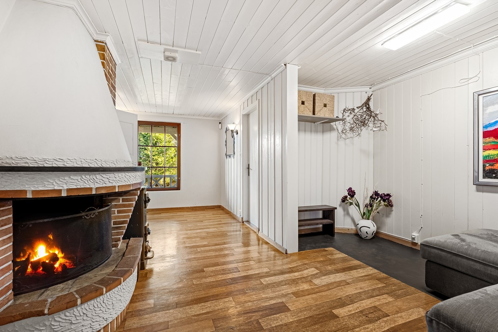 Her nede er det også en stue og etasjen har egen inngang fra utsiden Galleribilde