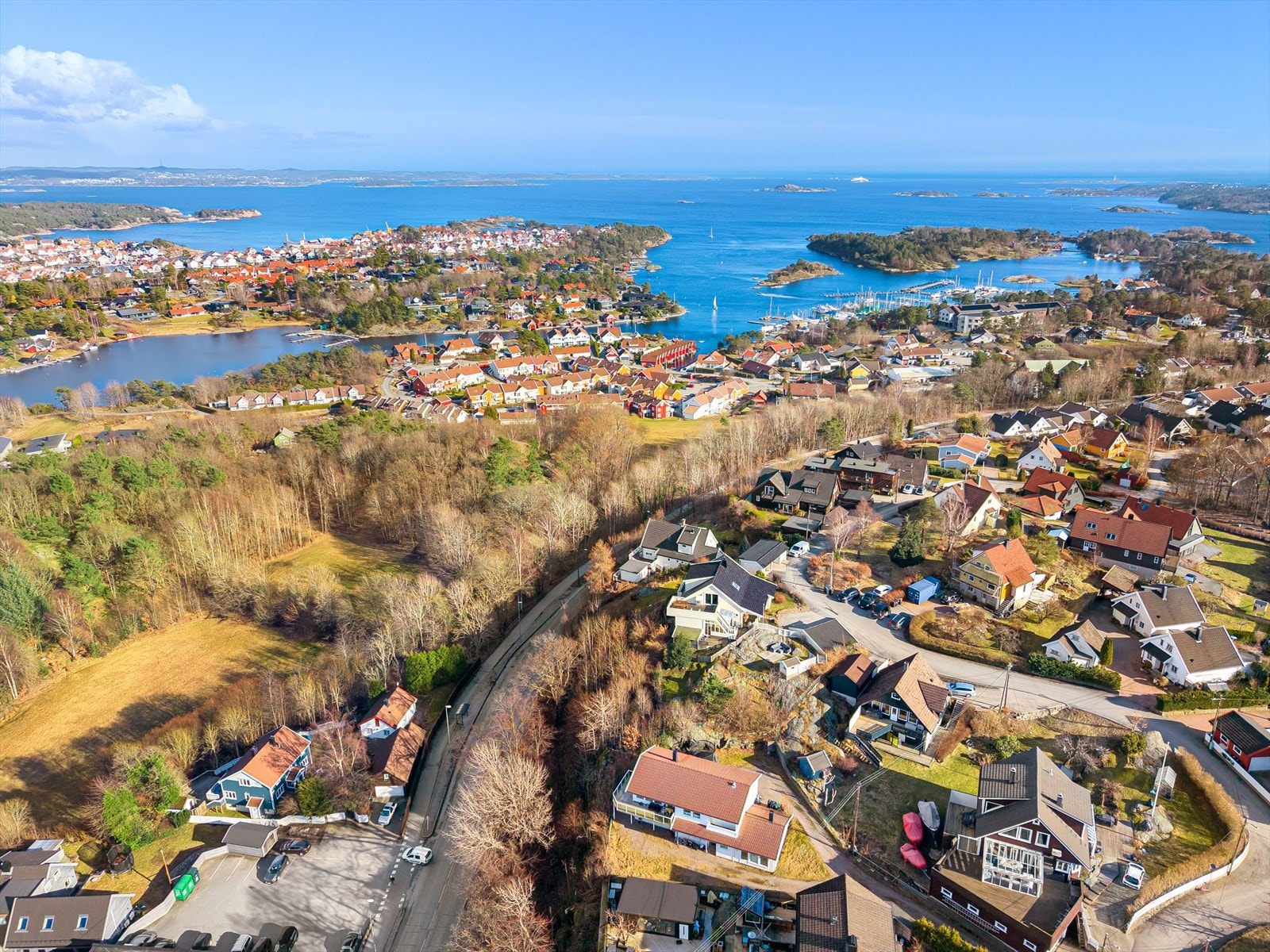 Brøviglia ligger fint til i Ytre Vågsbygd med nærhet til flotte turområder både ved sjøen og i Voieskauen Galleribilde