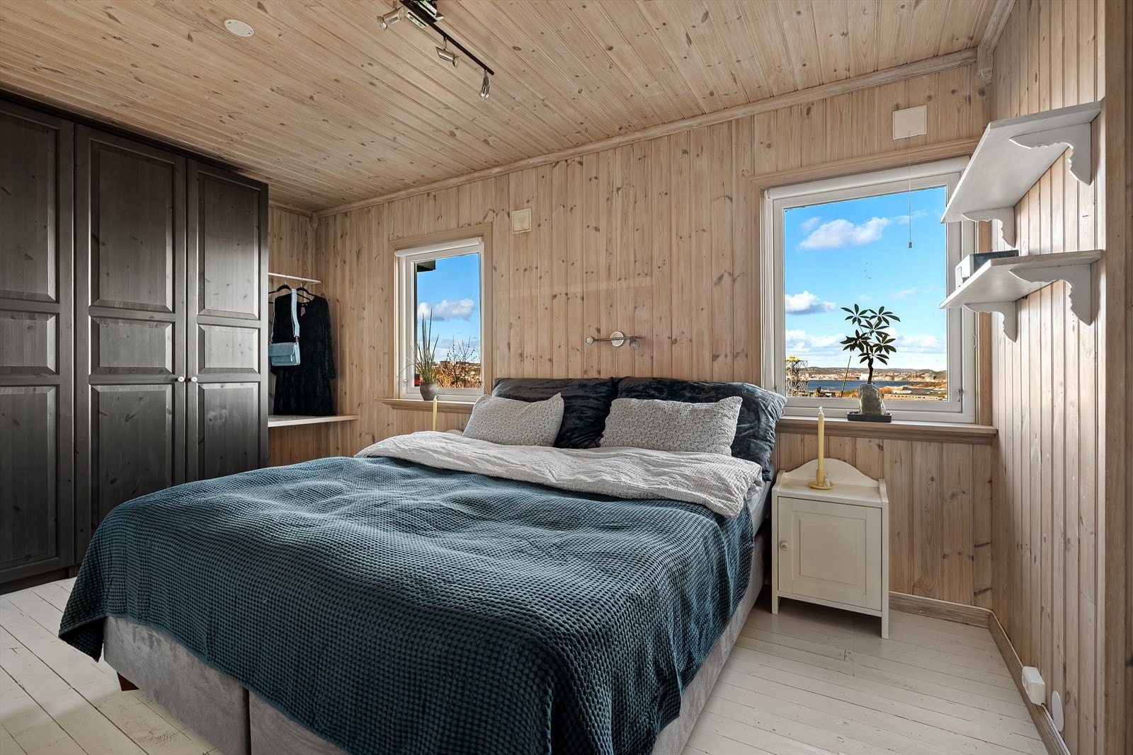 Stort hovedsoverom med garderobeskap. Dette rommet er på opprinnelige tegninger delt på midten til 2 soverom, og kan enkelt tilbakeføres til dette hvis ønskelig Galleribilde