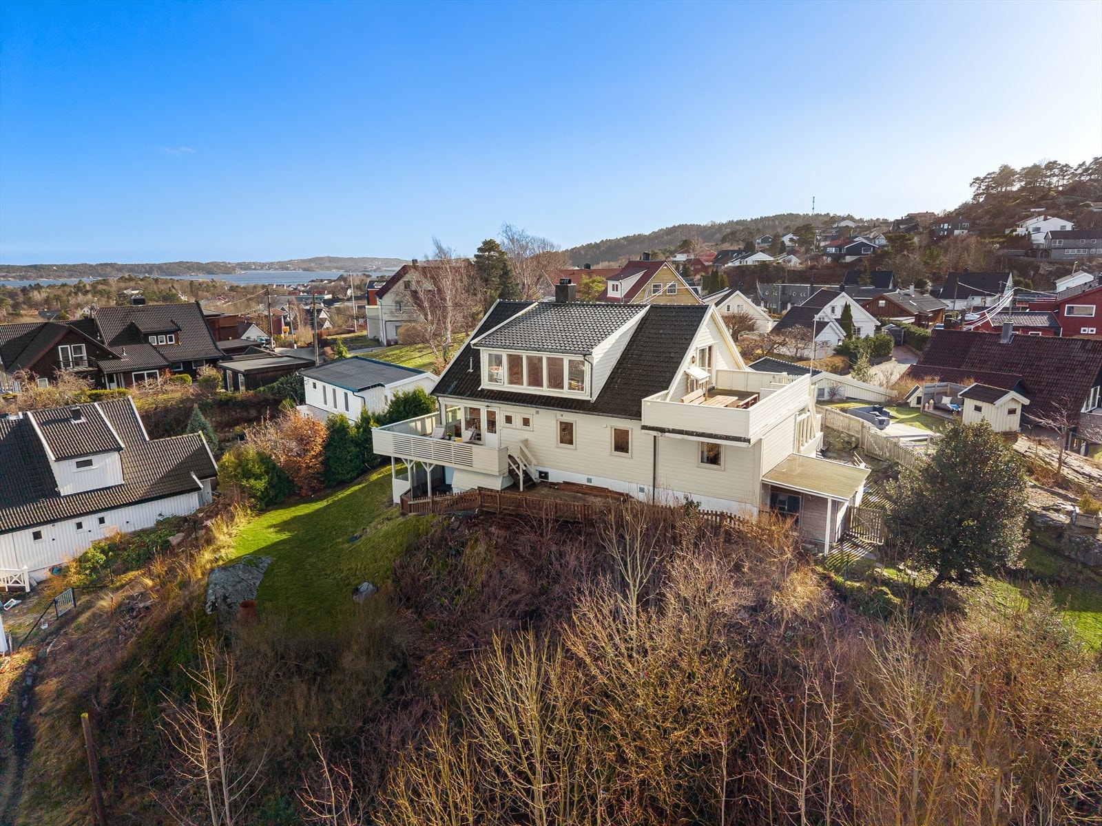 Tomten er i dag opparbeidet med gressplen, div. beplantning, solrike plattinger og terrasser, samt noe fjell/naturtomt Galleribilde