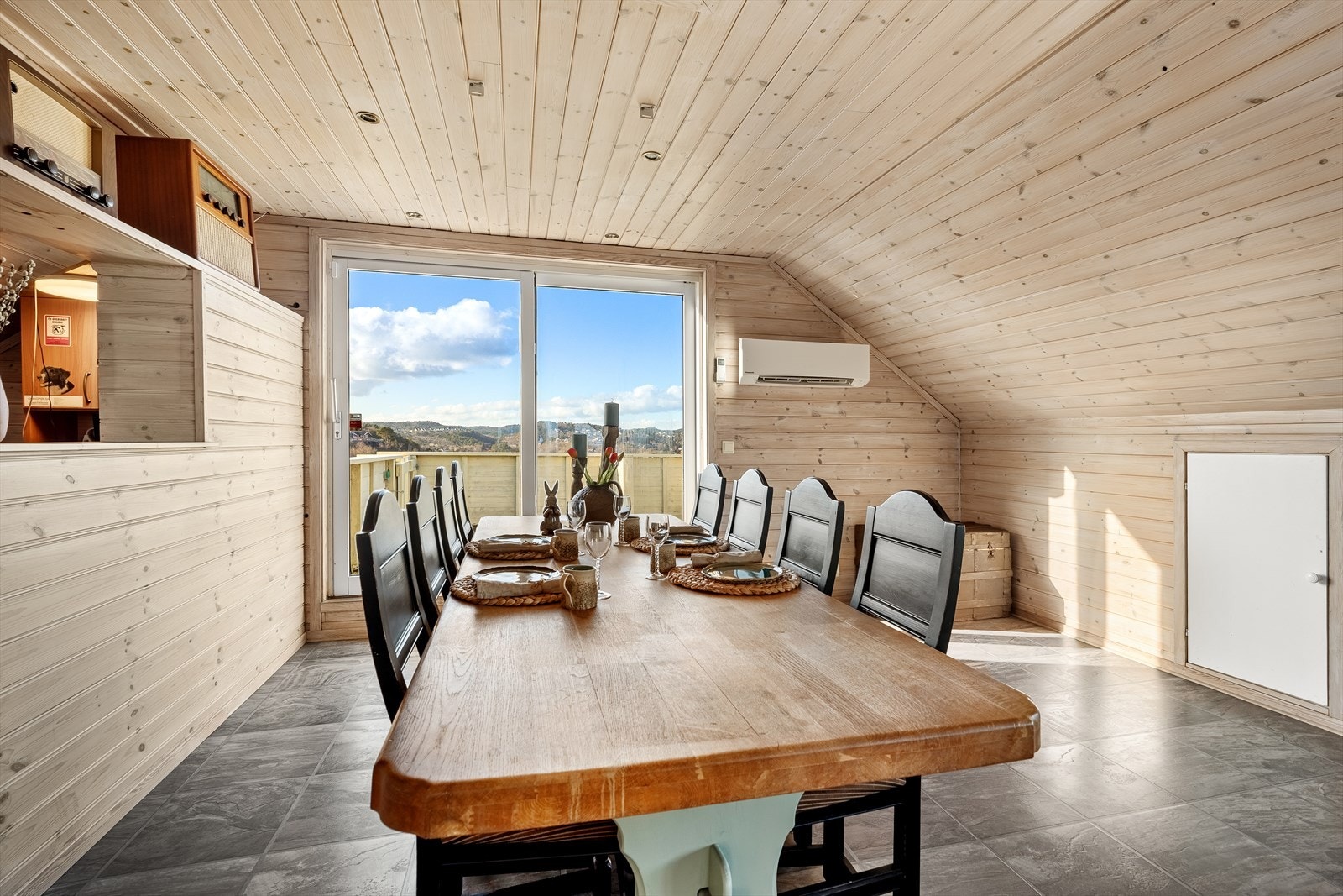 God plass til langbord i stuen oppe med skyvedør ut til takterrassen Galleribilde