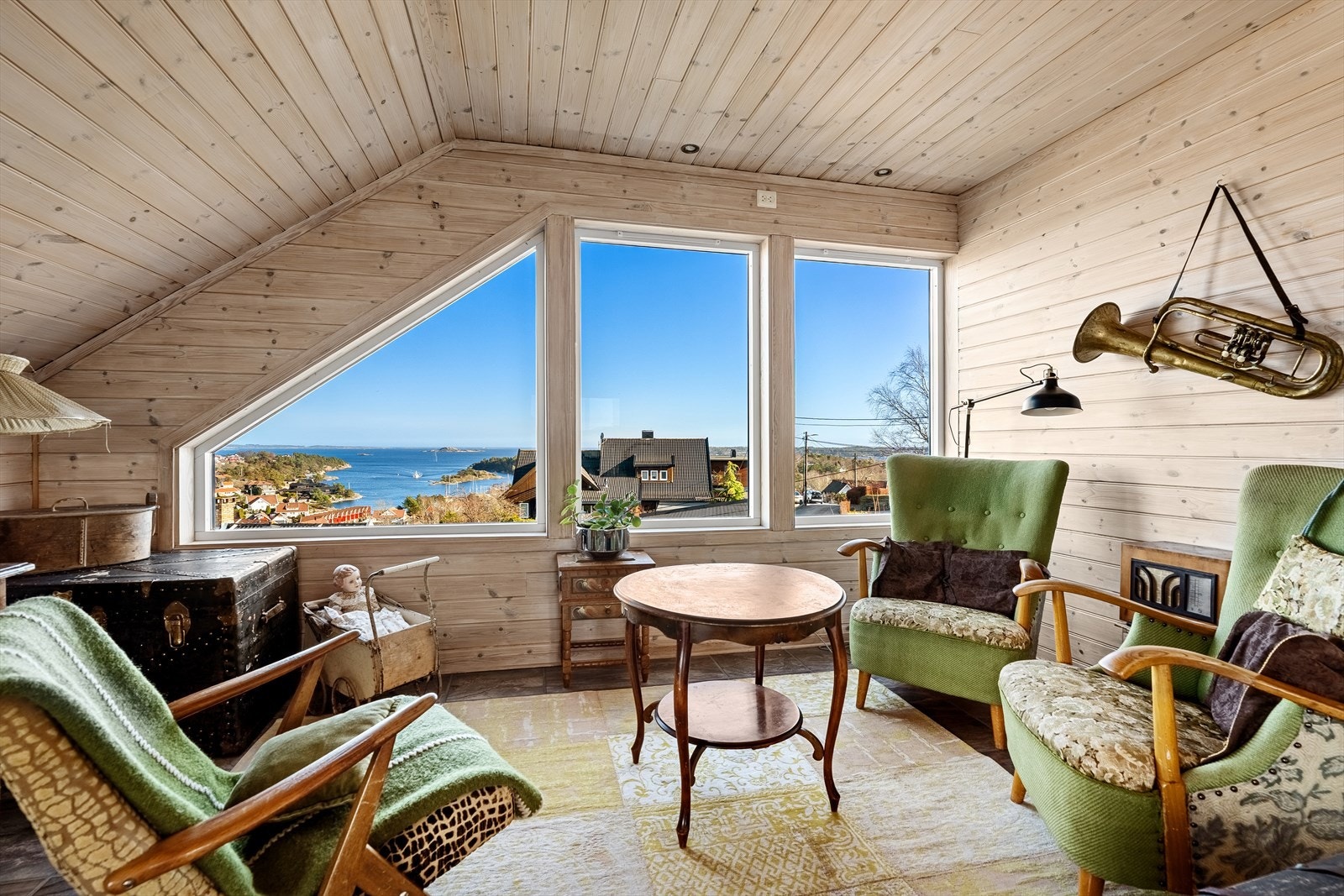 Stuen kan enkelt deles inn i forskjellige soner med ulik innredning hvis ønskelig Galleribilde