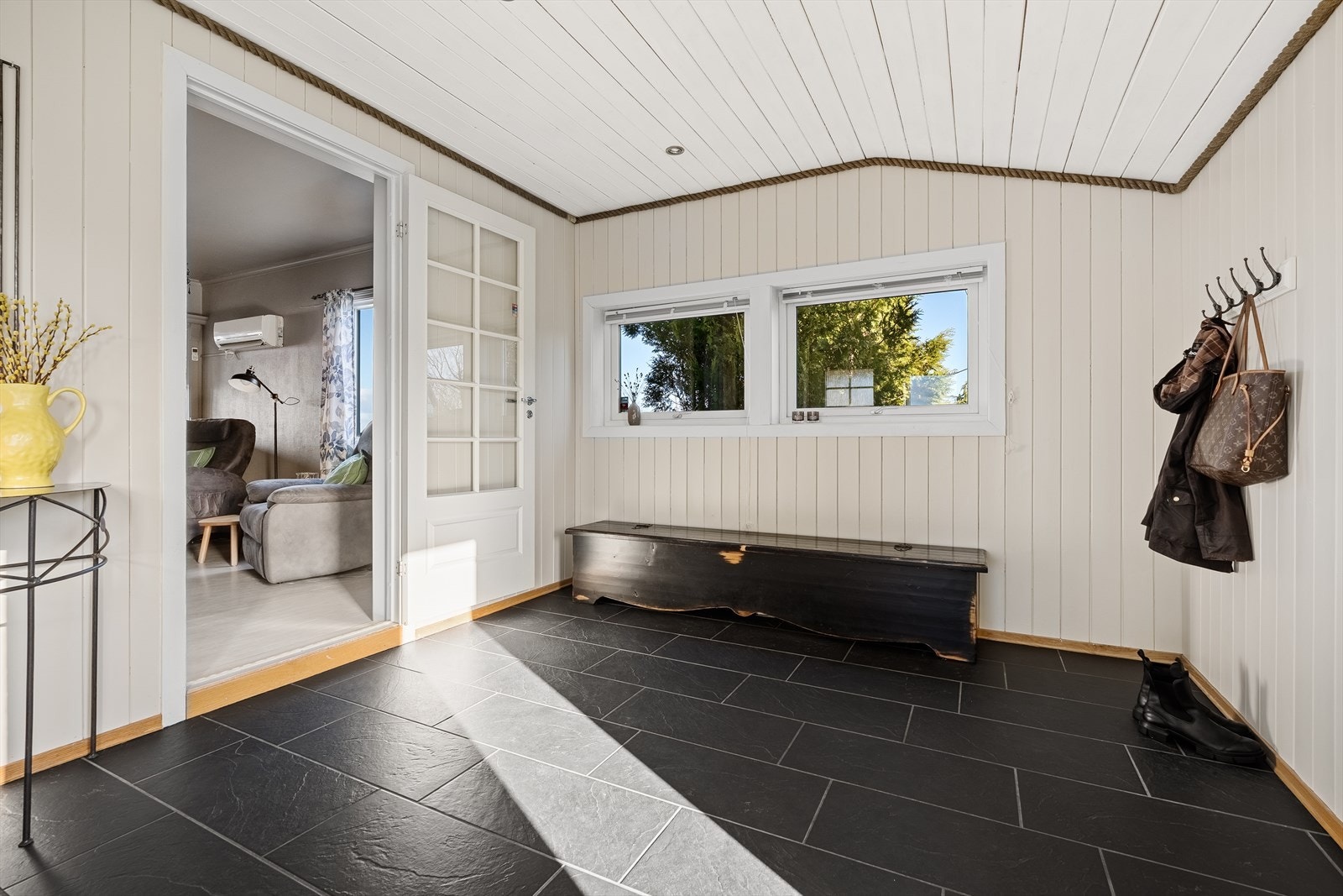 Her er det rikelig med plass til garderobe Galleribilde