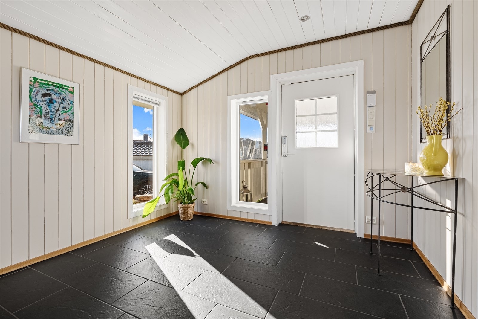 Velkommen inn! Inngangsparti fra ca. 2010 med flislagte gulv m/varmekabler Galleribilde