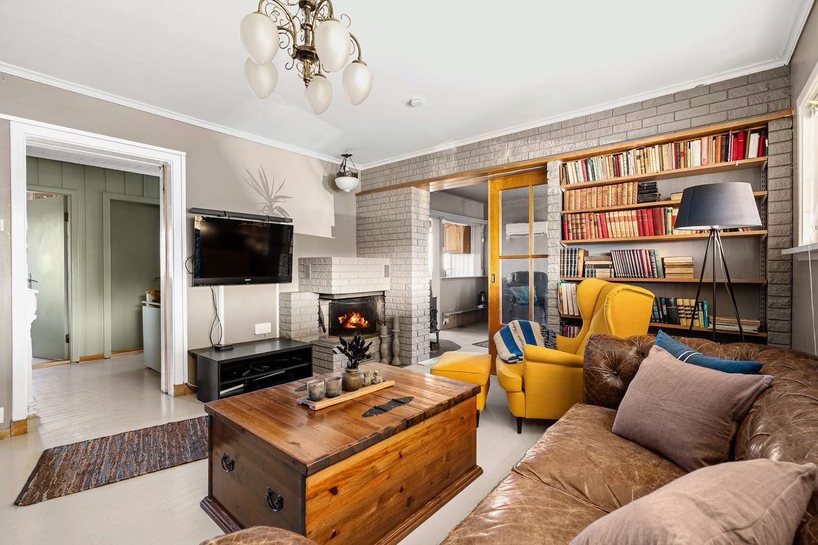 Stuen er delvis delt opp med skillevegg som gir en naturlig sone for feks. TV-stue Galleribilde