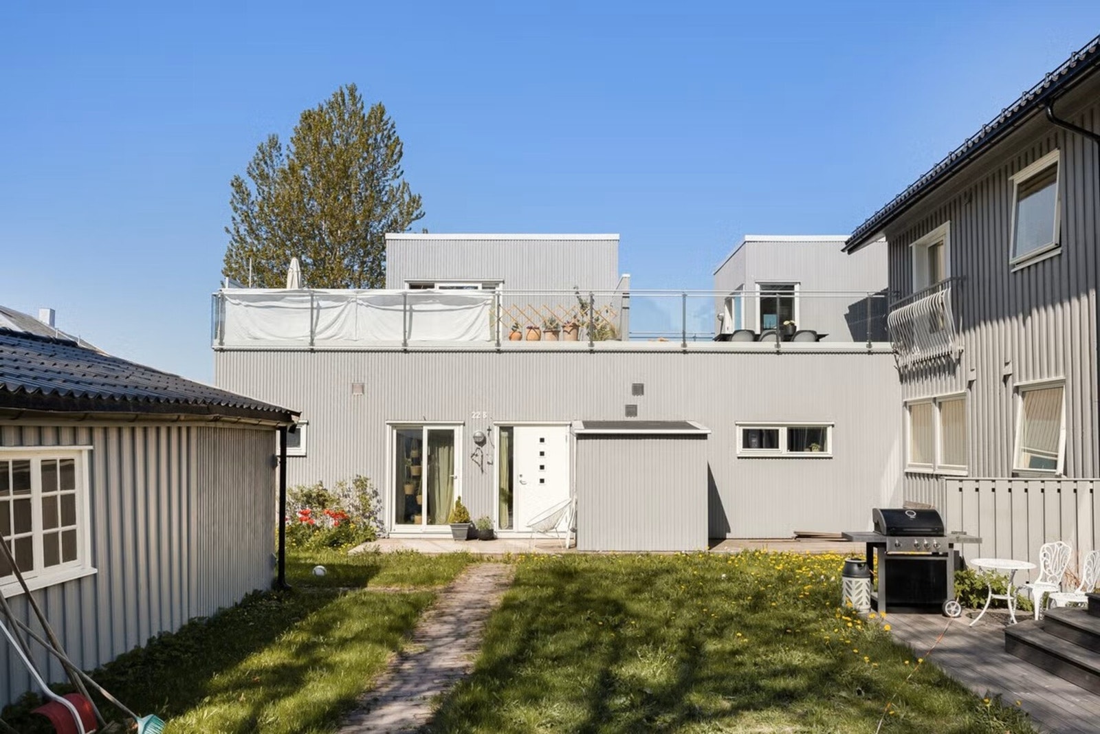 Beboerne i sameiet disponerer en stor og trivelig felles hage, ideell for både barnelek og hyggelige stunder utendørs. Galleribilde