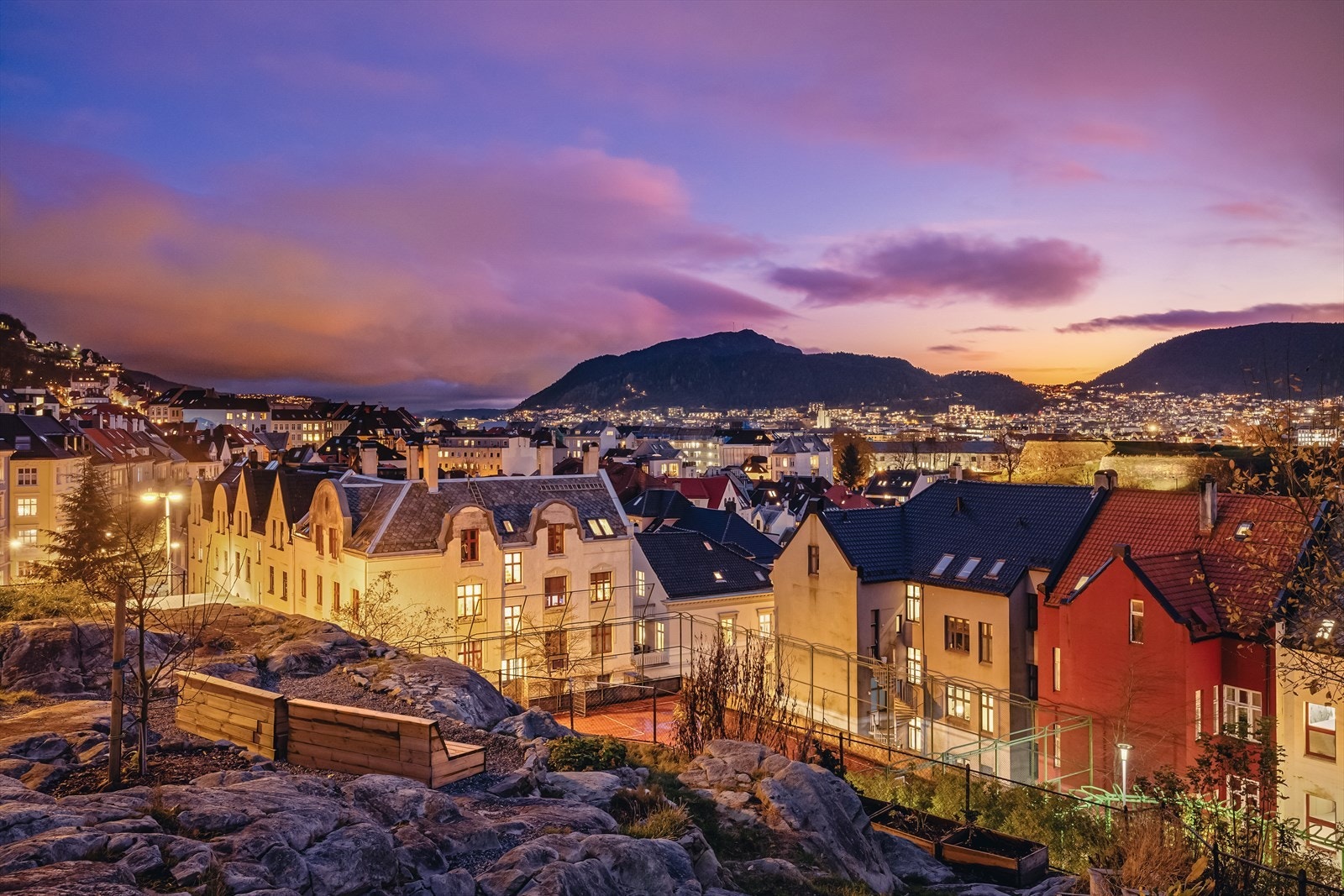Magisk kveldsstemning over Bergen sentrum fra benkene like utenfor bygget. Galleribilde